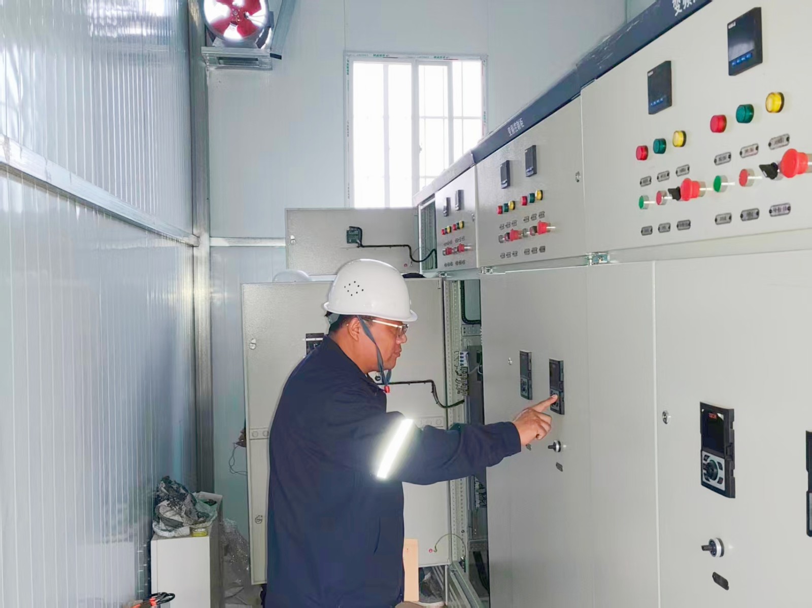 1765533646134115.jpg 项目现场设备调试_副本.jpg